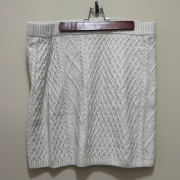 H&M mini cable knit skirt - Picture 2 of 5